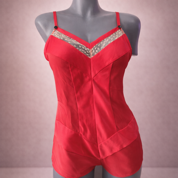 Body Satinado Rojo con Encaje Beige Cosmopolitan – Talla M